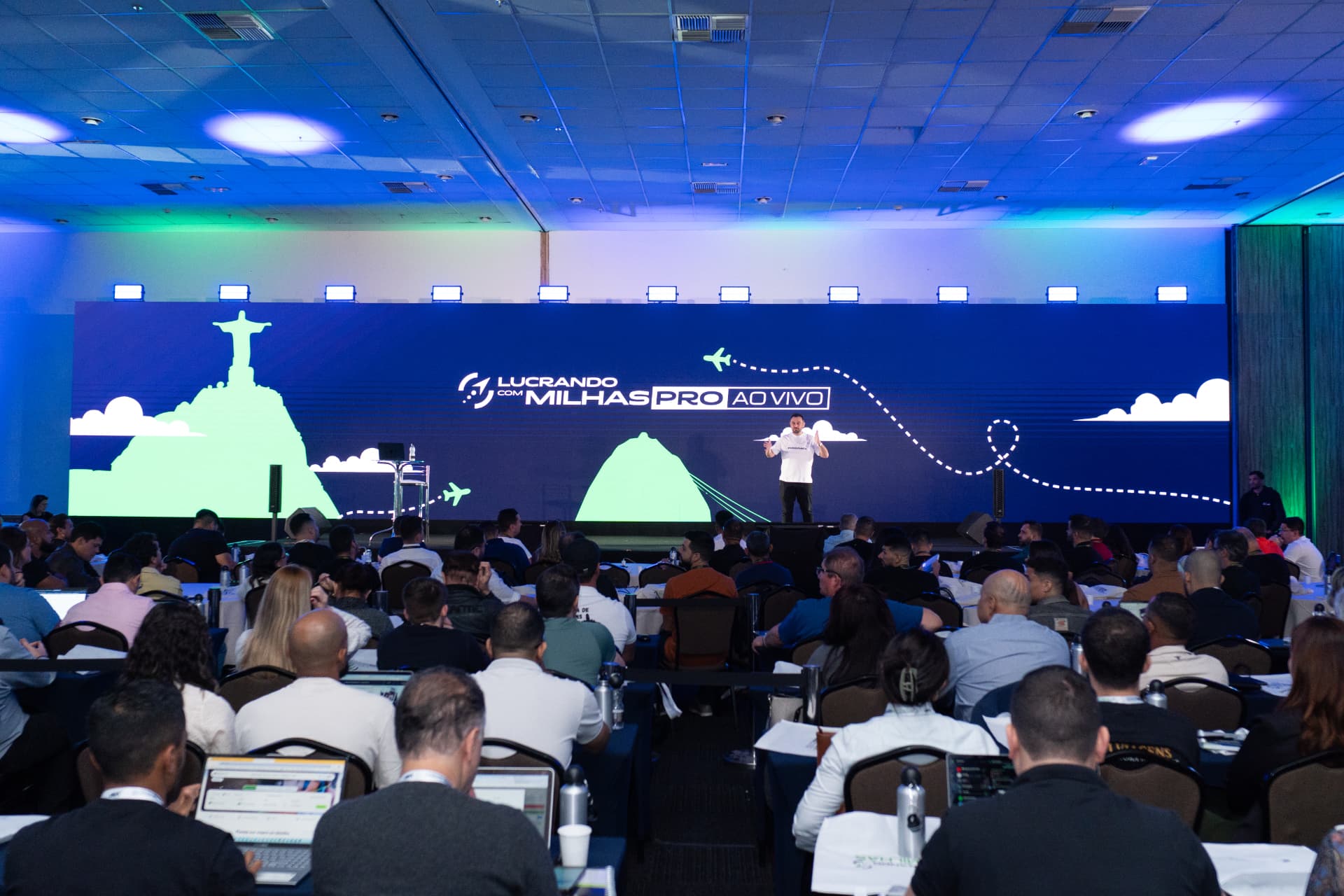 Plateia e palco durante a imersão Lucrando com Milhas PRO AO VIVO